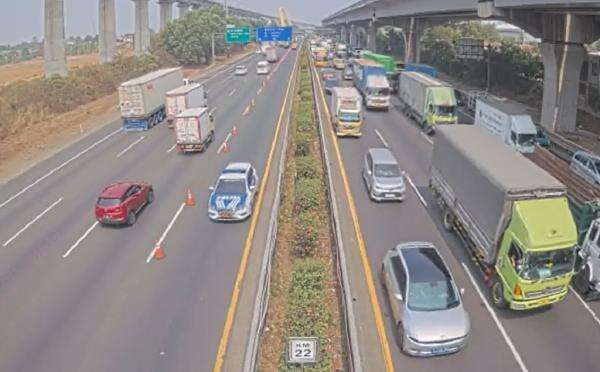 Tol Japek Padat Pagi Ini, Jasa Marga Terapkan Contraflow KM 21-23 Arah Cikampek Tol Japek Padat Pagi Ini, Jasa Marga Terapkan Contraflow KM 21-23 Arah Cikampek