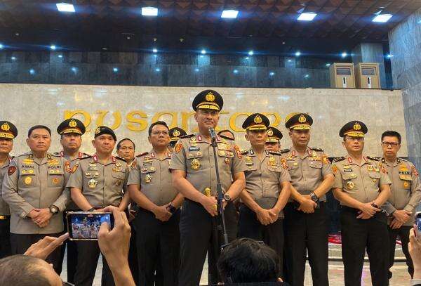 Komjen Suyudi Disetujui DPR Jadi Kapolri: Semoga Kita Semua Dapat Gandengan Tangan Komjen Suyudi Disetujui DPR Jadi Kapolri: Semoga Kita Semua Dapat Gandengan Tangan