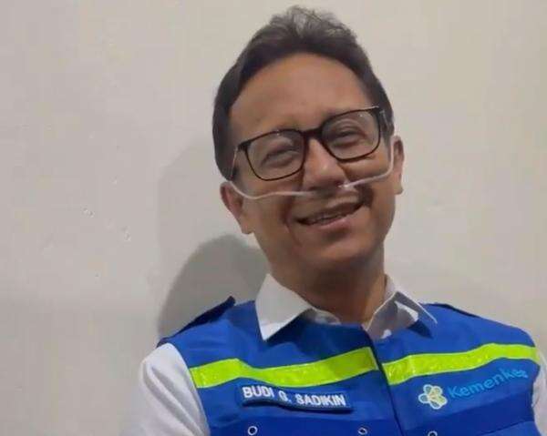 Viral Foto Menkes Budi Pakai Tabung Oksigen di Kalteng, Begini Faktanya Viral Foto Menkes Budi Pakai Tabung Oksigen di Kalteng, Begini Faktanya