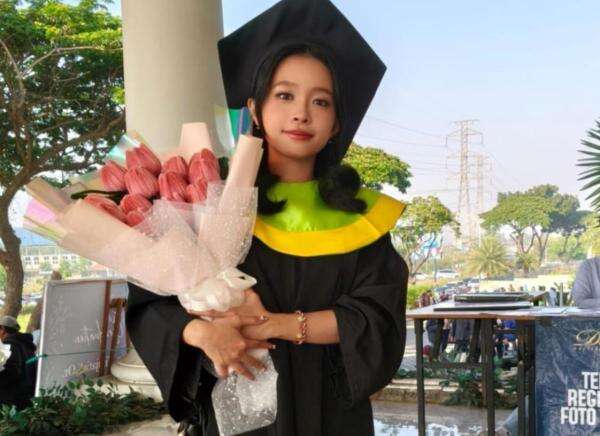 Kisah Angelina, Wisudawan Terbaik Unesa yang Ingin Jadi Guru Bahasa Mandarin Kisah Angelina, Wisudawan Terbaik Unesa yang Ingin Jadi Guru Bahasa Mandarin