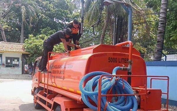 Warga di Jaksel Keluhkan Kekeringan, BPBD Kerahkan Mobil Tangki Salurkan 5.000 Liter Air Bersih Warga di Jaksel Keluhkan Kekeringan, BPBD Kerahkan Mobil Tangki Salurkan 5.000 Liter Air Bersih