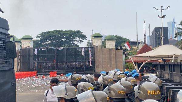 Situasi di Depan DPR Memanas, Polisi Imbau Massa Jaga Kondusivitas Situasi di Depan DPR Memanas, Polisi Imbau Massa Jaga Kondusivitas
