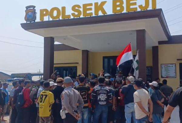 Massa Luruk Polsek Beji Pasuruan, Tuntut Polisi Penganiaya Warga hingga Tewas Dipecat Massa Luruk Polsek Beji Pasuruan, Tuntut Polisi Penganiaya Warga hingga Tewas Dipecat