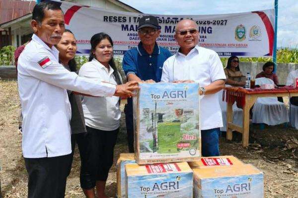 Dongkrak Produktivitas Pertanian, Legislator Perindo Salurkan 50 Hand Sprayer ke Petani Toba Dongkrak Produktivitas Pertanian, Legislator Perindo Salurkan 50 Hand Sprayer ke Petani Toba