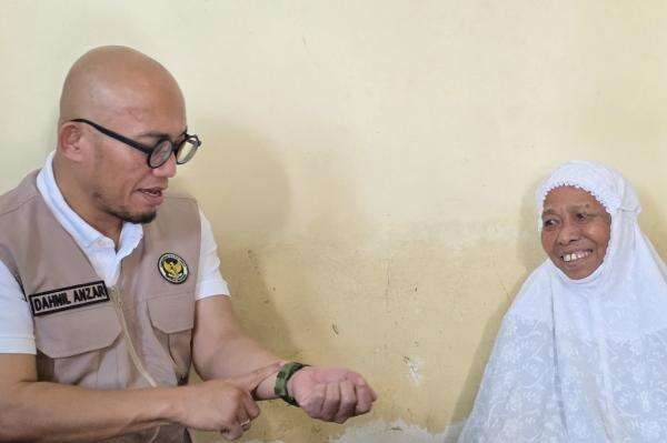 Arahan Prabowo, Wamenhaj Salurkan Bantuan untuk Jemaah Haji yang Terlilit Utang Arahan Prabowo, Wamenhaj Salurkan Bantuan untuk Jemaah Haji yang Terlilit Utang