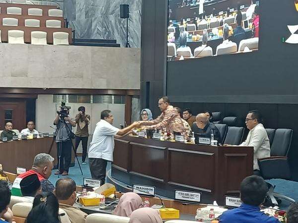Buruh: RUU Ketenagakerjaan Tak Boleh seperti Omnibus Law, Dibahas Tengah Malam dari Hotel ke Hotel Buruh: RUU Ketenagakerjaan Tak Boleh seperti Omnibus Law, Dibahas Tengah Malam dari Hotel ke Hotel