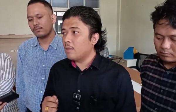 Viral Tahanan Lansia Drop di Sel Polrestabes Bandung, Hanya Punya Satu Ginjal Viral Tahanan Lansia Drop di Sel Polrestabes Bandung, Hanya Punya Satu Ginjal
