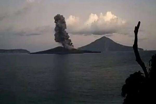 Erupsi Gunung Anak Krakatau, BMKG: Jalur Penyeberangan Selat Sunda Aman Erupsi Gunung Anak Krakatau, BMKG: Jalur Penyeberangan Selat Sunda Aman