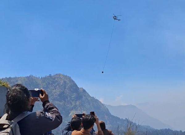 Karhutla Bromo Makin Kritis, 1.500 Petugas Gabungan dan 3 Helikopter Dikerahkan Karhutla Bromo Makin Kritis, 1.500 Petugas Gabungan dan 3 Helikopter Dikerahkan