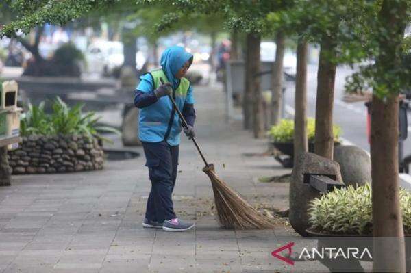 DLH Cimahi Siagakan Petugas Kebersihan Atasi Timbulan Sampah saat Malam Tahun Baru DLH Cimahi Siagakan Petugas Kebersihan Atasi Timbulan Sampah saat Malam Tahun Baru