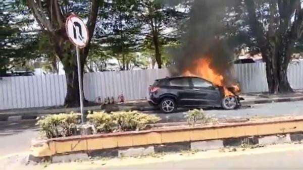 Honda HR-V Terbakar di Jalan Sudirman Pangkalpinang, Pengendara Lain Panik Lihat Kobaran Api Honda HR-V Terbakar di Jalan Sudirman Pangkalpinang, Pengendara Lain Panik Lihat Kobaran Api