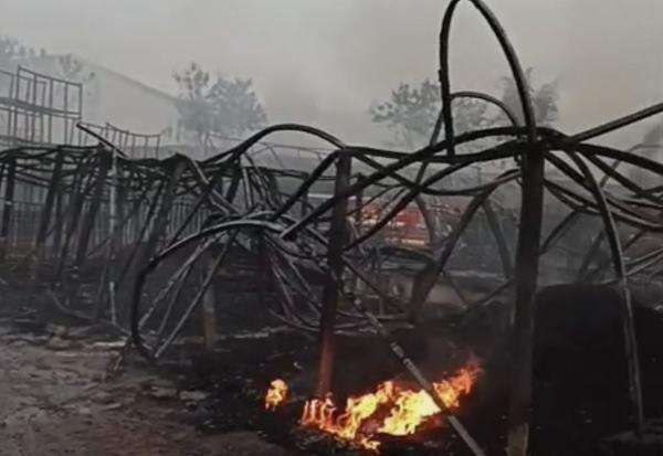 Gudang Paralon di Tangerang Terbakar Gegara Orang Bakar Sampah Gudang Paralon di Tangerang Terbakar Gegara Orang Bakar Sampah
