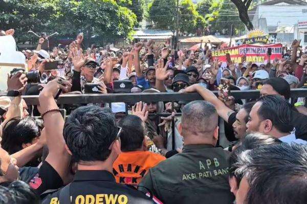 Massa Pro dan Kontra Bupati Pati Nonaktif Sudewo Nyaris Bentrok di Tipikor Semarang Massa Pro dan Kontra Bupati Pati Nonaktif Sudewo Nyaris Bentrok di Tipikor Semarang