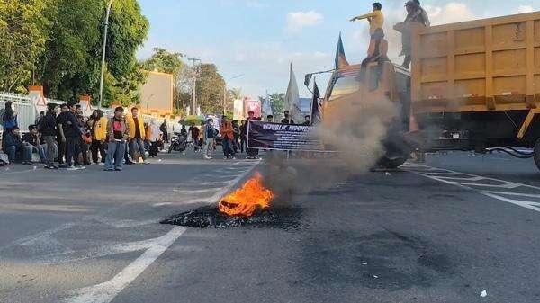 Demo Mahasiswa di Makassar Orasi di Atas Truk, Soroti Pemborosan APBN Demo Mahasiswa di Makassar Orasi di Atas Truk, Soroti Pemborosan APBN