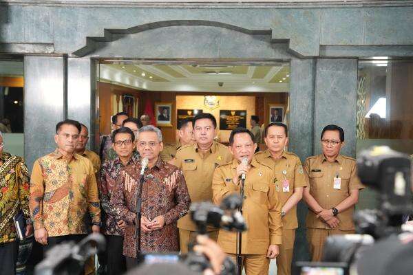 Mendagri dan Menkeu Pastikan Ketersediaan Anggaran Rehab-Rekon Pascabencana Sumatera hingga Bantuan Daerah Berprestasi Mendagri dan Menkeu Pastikan Ketersediaan Anggaran Rehab-Rekon Pascabencana Sumatera hingga Bantuan Daerah Berprestasi