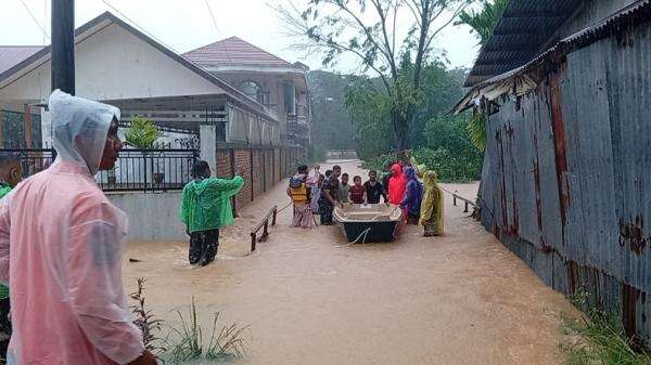 Banjir Rendam 3 Kecamatan di Padang, Sejumlah Kendaraan Hanyut dan Warga Dievakuasi Banjir Rendam 3 Kecamatan di Padang, Sejumlah Kendaraan Hanyut dan Warga Dievakuasi