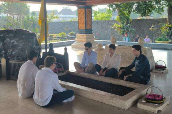 Frederik Kiran Soekarno Seegers Ziarah ke Makam Bung Karno, Gaungkan Semangat Kebangsaan Sang Proklamator Frederik Kiran Soekarno Seegers Ziarah ke Makam Bung Karno, Gaungkan Semangat Kebangsaan Sang Proklamator