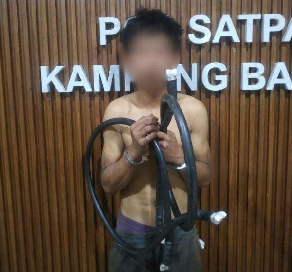 Petugas KAI Tangkap Pencuri Kabel Bonding di Stasiun Kampung Bandan Petugas KAI Tangkap Pencuri Kabel Bonding di Stasiun Kampung Bandan