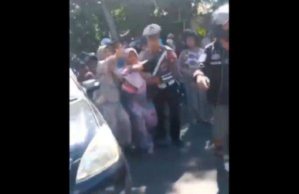Mobil Perwira Polisi Tabrak Motor di Bone, Balita 4 Tahun Tewas Ibu Luka-Luka Mobil Perwira Polisi Tabrak Motor di Bone, Balita 4 Tahun Tewas Ibu Luka-Luka