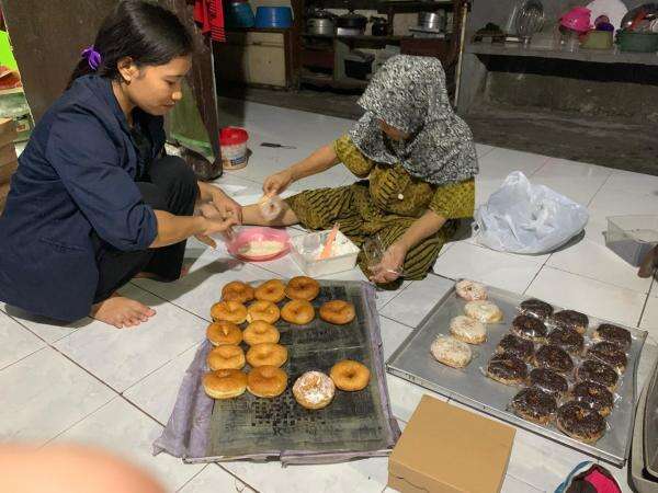 Dosen UWP Surabaya Dampingi Marina Bakery Tingkatkan Bisnis, Dari Tradisional Menuju Digitalisasi Dosen UWP Surabaya Dampingi Marina Bakery Tingkatkan Bisnis, Dari Tradisional Menuju Digitalisasi