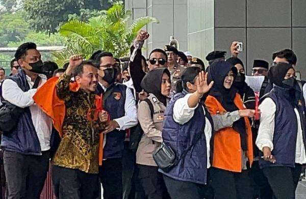 Dilimpahkan ke Kejari Jaksel, Roy Suryo: Tetap Semangat! Dilimpahkan ke Kejari Jaksel, Roy Suryo: Tetap Semangat!