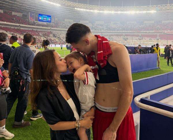 Potret Dukungan Jennifer Coppen, Bangga Justin Hubner Cetak Gol untuk Timnas Indonesia: Suamiku Memang Mantap Potret Dukungan Jennifer Coppen, Bangga Justin Hubner Cetak Gol untuk Timnas Indonesia: Suamiku Memang Mantap