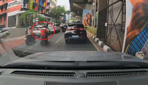Mobil Listrik Tabrak 4 Kendaraan di Blok M Jaksel, Pengemudi Ojol Terlindas hingga Patah Kaki Mobil Listrik Tabrak 4 Kendaraan di Blok M Jaksel, Pengemudi Ojol Terlindas hingga Patah Kaki