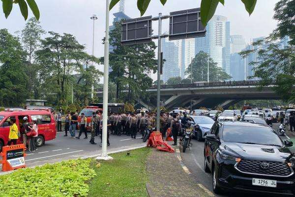 Polisi Tutup Jalan Sudirman Arah Bundaran HI, Lalu Lintas Dialihkan ke Kuningan Polisi Tutup Jalan Sudirman Arah Bundaran HI, Lalu Lintas Dialihkan ke Kuningan