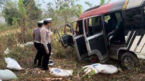 Kecelakaan Elf Bawa 17 Wisatawan di Pacet Mojokerto, 4 Patah Tulang 1 Cedera Kepala Kecelakaan Elf Bawa 17 Wisatawan di Pacet Mojokerto, 4 Patah Tulang 1 Cedera Kepala