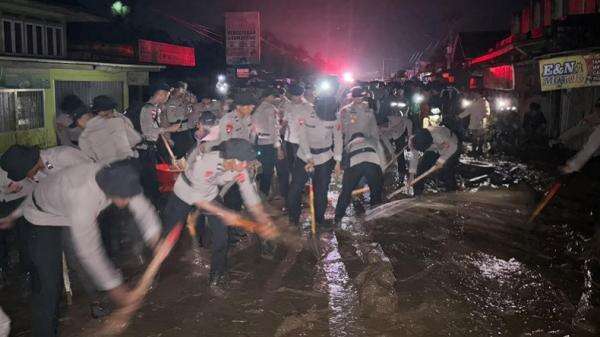 Banjir Bandang Terjang Solok, Polisi Evakuasi Warga hingga Buka Pengungsian di Polres Banjir Bandang Terjang Solok, Polisi Evakuasi Warga hingga Buka Pengungsian di Polres