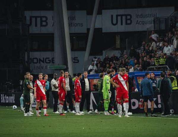 Kerusuhan Suporter, Aksi Dean James Dkk di Laga FC Utrecht vs Go Ahead Eagles Harus Terhenti! Kerusuhan Suporter, Aksi Dean James Dkk di Laga FC Utrecht vs Go Ahead Eagles Harus Terhenti!