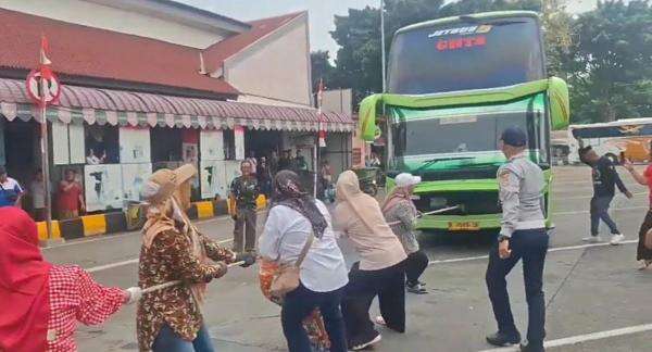 Meriahkan HUT Ke-81 RI, Emak-Emak Lomba Tarik Bus AKAP 20 Ton di Terminal Kalideres Meriahkan HUT Ke-81 RI, Emak-Emak Lomba Tarik Bus AKAP 20 Ton di Terminal Kalideres