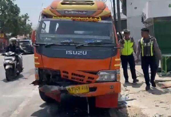 Kecelakaan Beruntun Innova Tabrak 2 Minibus di Bangkalan, 1 Tewas 5 Luka-Luka Kecelakaan Beruntun Innova Tabrak 2 Minibus di Bangkalan, 1 Tewas 5 Luka-Luka