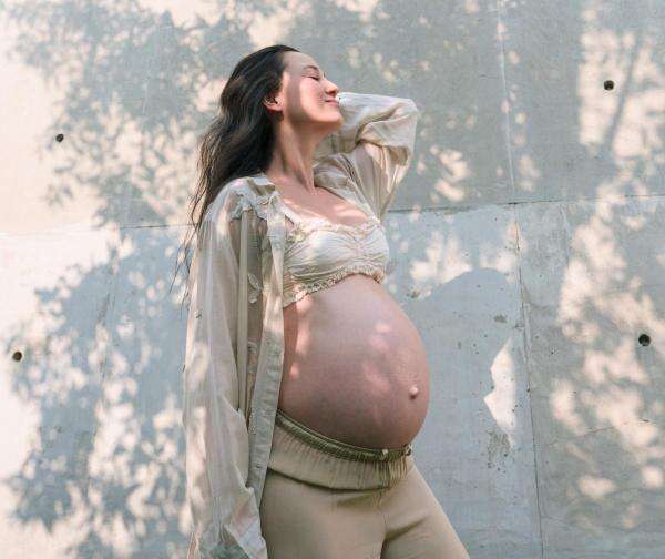 Potret Julie Estelle Pamer Baby Bump, Segera Sambut Anak Kedua Potret Julie Estelle Pamer Baby Bump, Segera Sambut Anak Kedua