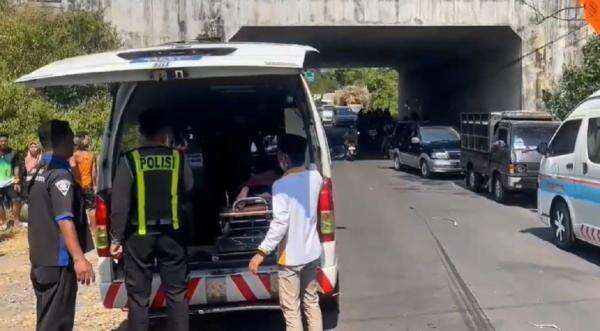 Kecelakaan Beruntun 2 Motor dan Truk di Pasuruan, 1 Tewas 3 Luka-Luka Kecelakaan Beruntun 2 Motor dan Truk di Pasuruan, 1 Tewas 3 Luka-Luka