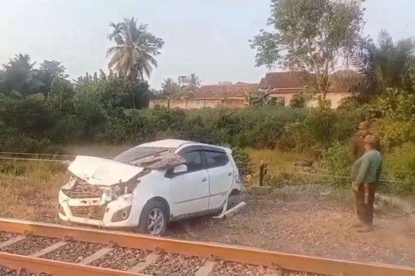 Kecelakaan Mobil Tertabrak Kereta Api Babaranjang di Lampung Utara, 2 Siswi SMA Tewas Kecelakaan Mobil Tertabrak Kereta Api Babaranjang di Lampung Utara, 2 Siswi SMA Tewas