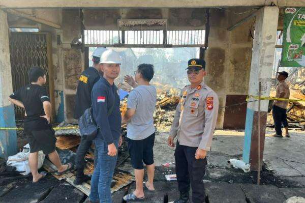 Kebakaran 18 Ruko di Pasar Pagi Mempawah Diduga akibat Korsleting, Kerugian Capai Rp45 Miliar Kebakaran 18 Ruko di Pasar Pagi Mempawah Diduga akibat Korsleting, Kerugian Capai Rp45 Miliar
