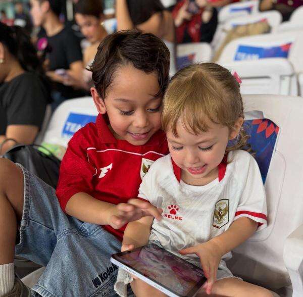 Potret Gemas Kamari Main Bareng Anak Lesti dan Rizky Billar di SUGBK saat Dukung Timnas Indonesia Potret Gemas Kamari Main Bareng Anak Lesti dan Rizky Billar di SUGBK saat Dukung Timnas Indonesia