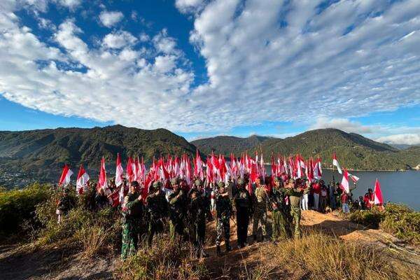 Rayakan HUT ke-81 RI, 300 Warga Paniai Kibarkan Merah Putih di Bukit Gobairo Rayakan HUT ke-81 RI, 300 Warga Paniai Kibarkan Merah Putih di Bukit Gobairo
