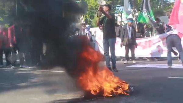 Demo Mahasiswa di Depan DPRD Surabaya Diwarnai Aksi Bakar Ban Demo Mahasiswa di Depan DPRD Surabaya Diwarnai Aksi Bakar Ban