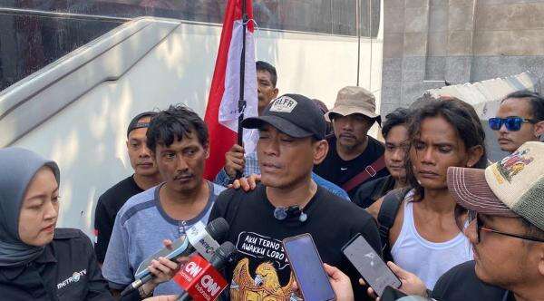 Bus Massa dari Pati Dilempari Batu Bata saat Menuju Gedung DPR Bus Massa dari Pati Dilempari Batu Bata saat Menuju Gedung DPR