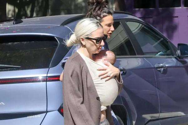 Lady Gaga Tampil Perdana Gendong Bayi, Resmi Jadi Ibu Lady Gaga Tampil Perdana Gendong Bayi, Resmi Jadi Ibu