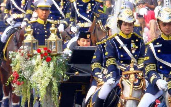 Dikawal 45 Motor Polisi Militer hingga Pasukan Berkuda, Kirab Bendera Merah Putih Bergerak ke Istana Dikawal 45 Motor Polisi Militer hingga Pasukan Berkuda, Kirab Bendera Merah Putih Bergerak ke Istana