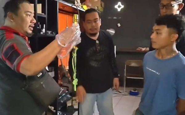 Kesal Tunangan Diganggu, Pemuda di Lumajang Bacok Pria Pakai Samurai Kesal Tunangan Diganggu, Pemuda di Lumajang Bacok Pria Pakai Samurai