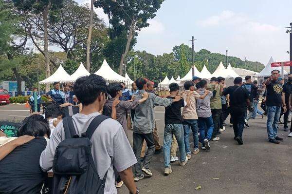 Polisi Tangkap 69 Orang Buntut Ricuh saat Eksekusi Hotel Sultan Polisi Tangkap 69 Orang Buntut Ricuh saat Eksekusi Hotel Sultan