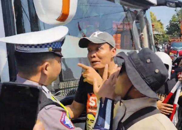 Ricuh! Bus Massa AMPB Pati Diadang Petugas saat akan Bertolak ke Jakarta Ricuh! Bus Massa AMPB Pati Diadang Petugas saat akan Bertolak ke Jakarta