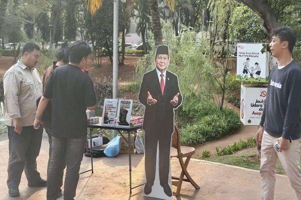 Dua Tahun Prabowo-Gibran, Komunitas Melek Politik Serap Aspirasi Rakyat sambil Bagikan Buku Dua Tahun Prabowo-Gibran, Komunitas Melek Politik Serap Aspirasi Rakyat sambil Bagikan Buku