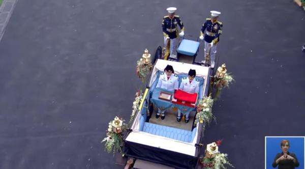 Kereta Kencana Bawa Sang Merah Putih Kembali ke Monas usai Penurunan Bendera HUT ke-81 RI Kereta Kencana Bawa Sang Merah Putih Kembali ke Monas usai Penurunan Bendera HUT ke-81 RI