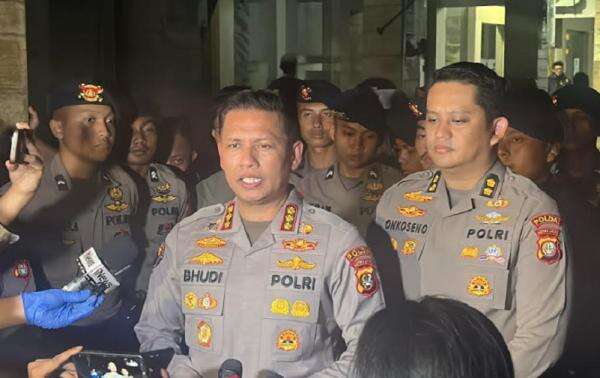Polda Metro Jaya Perketat Pengamanan usai Geledah 13 Lokasi terkait Kasus Korupsi Besar Polda Metro Jaya Perketat Pengamanan usai Geledah 13 Lokasi terkait Kasus Korupsi Besar