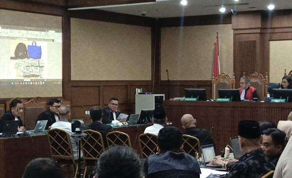 Jaksa Tampilkan Barang Bukti Kasus Kuota Haji di Sidang: Ada 9.599 Lembar Uang 100 Dolar AS Jaksa Tampilkan Barang Bukti Kasus Kuota Haji di Sidang: Ada 9.599 Lembar Uang 100 Dolar AS